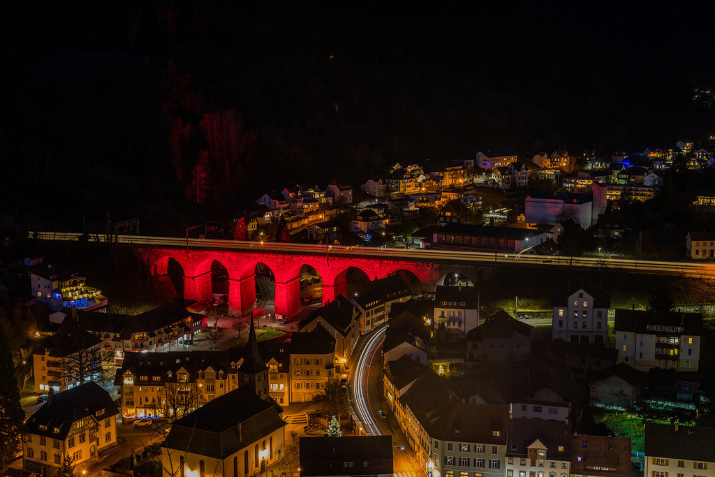 Das Hornberger Viadukt | Das angestrahlte Hornberger Viadukt mit darüber fahrendem Zug. - Realisiert mit Pictrs.com