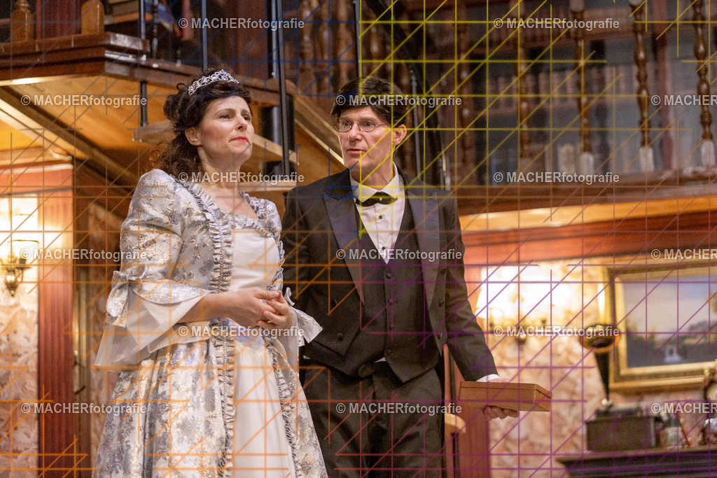 343_MFL-2025 | Portraitbilder von Regisseur; Darsteller; Techniker; Maske; Kostüme; Chor; Musiker; Bilderserie der Generalprobe und der Premierenvorstellung, Szenenbilder; Ausdrucksstudien; Bühnenüberblick; Bühnenkulissen; Pressefotos inkl. Redaktionsfoto Darstellergruppe.