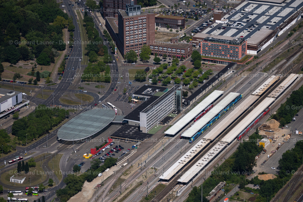 4035855 | BRAUNSCHWEIG 31.07.2020 Gleisverlauf und Gebäude des Hauptbahnhofes der Deutschen Bahn am Willy-Brandt-Platz in Braunschweig im Bundesland Niedersachsen. Weiterführende Informationen bei: DB Netz AG,  DB Station &amp; Service AG. // Track progress and building of the main station of the railway on place Willy-Brandt-Platz in Braunschweig in the state Lower Saxony. Further information at: DB Netz AG,  DB Station &amp; Service AG. Foto: Gerhard Launer