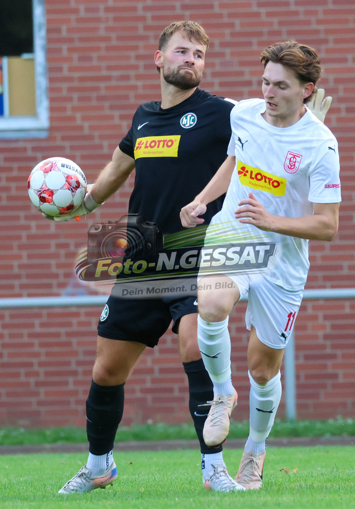 TuS Bersenbrück - HSC Hannover | Auf dem Bild zu sehen: weiß TuS Bersenbrück: Maik Emmrich ; grün HSC Hannover: Bastian Fielsch TuS Bersenbrück, HSC Hannover, Saison 25/26, Testspiel, Bünde, Deutschland - Realisiert mit Pictrs.com