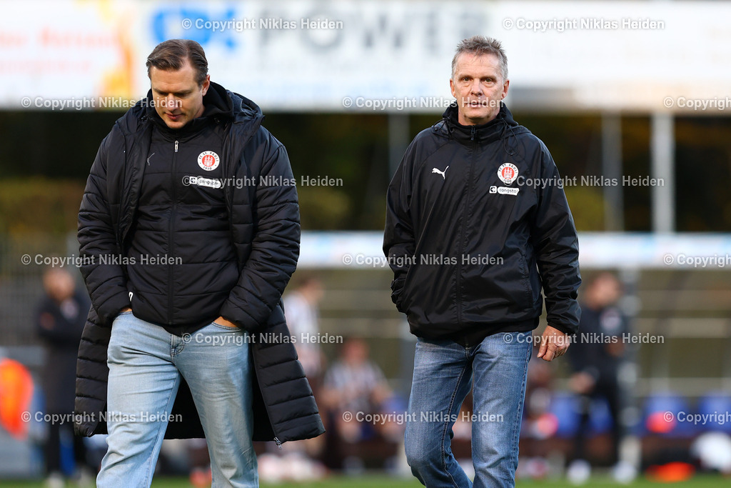 NH_FCStPauliU23_SVMeppen_RegionalligaNord_02112025 | Karsten Neitzel (Trainer, FC St. Pauli U23) und der Sportliche Leiter U23 Carsten  Rothenbach (li.).Fußball I Herren I Regionalliga Nord I Saison 2025-2026 I 17. Spieltag I FC St. Pauli U23 - SV Meppen I 02.11.2025 I Edmund-Plambeck-Stadion