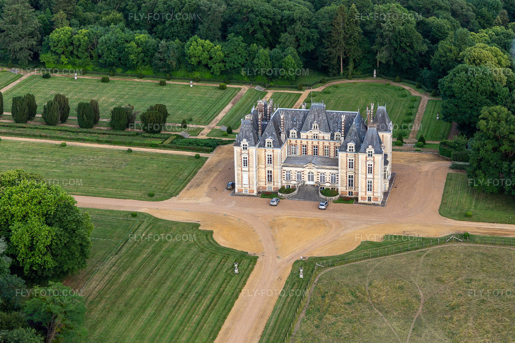 Aerial view: Le Domaine de La Pierre in Coudrecieux in the state Sarthe, France.Photo: IMG_132414.jpg taken on 06/14/2022 by Werner Riehm/FLY-FOTO.comResolution of the original: 4922 x 3281 pxDomaine de la Pierre
