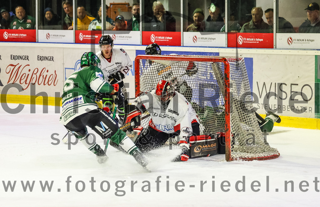 2023-11-12_128_TSV_Erding_gegen_EHC_Koenigsbrunn | Erding, Deutschland, 12.11.2023:
Eishockey, Bayernliga Vorrunde 2023 / 2024, 9. Spieltag, TSV Erding gegen EHC Königsbrunn, Endergebnis: 3:2

Elias Maier (Erding Gladiators, #15), Torwart Stefan Vajs (EHC Königsbrunn, #32)

Foto: Christian Riedel / fotografie-riedel.net