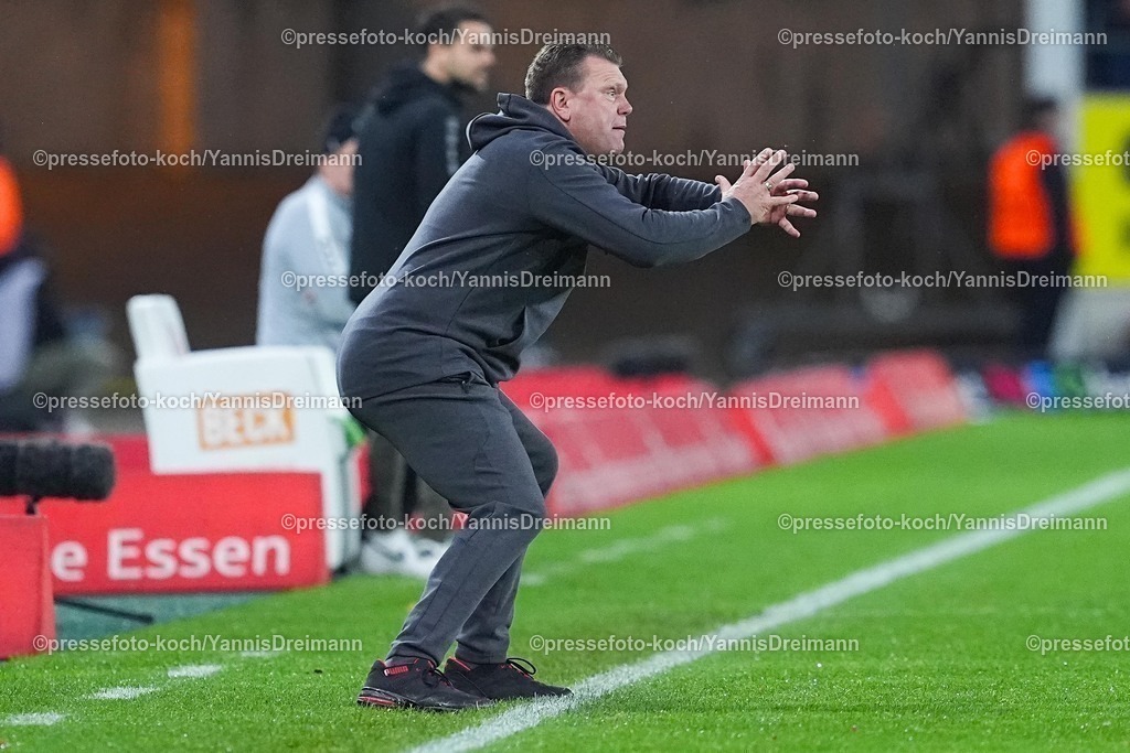 xYDRx02112501049 | 02.11.2025, xydrx, Fußball, 3.Liga, Rot-Weiss Essen - 1.FC Schweinfurt 05, Saison 2025 2026, Stadion an der Hafenstraße:  Uwe Koschinat (Cheftrainer Rot-Weiss Essen) gestikulierend   DFB regulations prohibit any use of photographs as image sequences and or quasi-video.