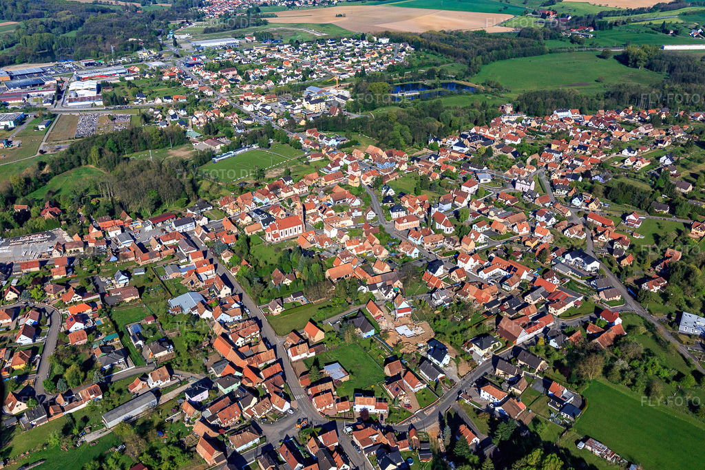 Luftbild: Ortsansicht von Osten in Gundershoffen im Bundesland Bas-Rhin in Frankreich. – Foto: IMG_099403.jpg vom 30.04.2017 durch Werner Riehm/FLY-FOTO.de – Auflösung des Originals: 5472 x 3648 px