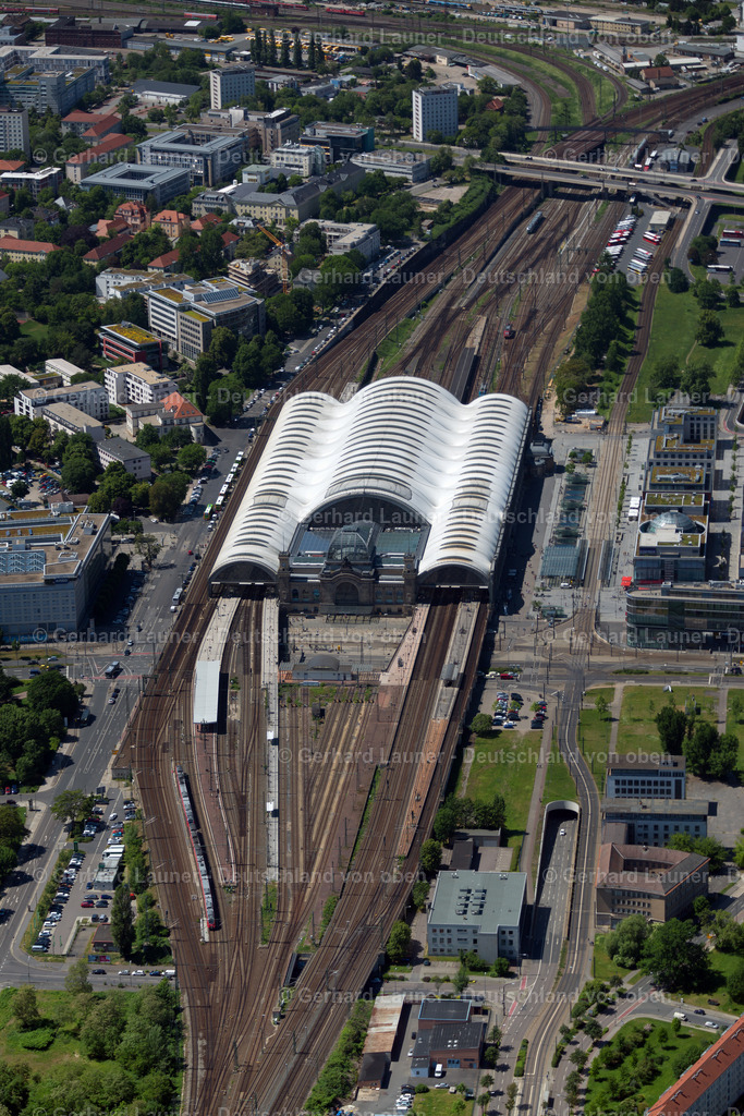 3803675 | DRESDEN 07.09.2021 Gleisverlauf und der Gebäude des Hauptbahnhofes Dresden der Deutschen Bahn in Dresden im Bundesland Sachsen, Deutschland. Weiterführende Informationen bei: DB Netz AG,  Deutsche Bahn AG,  Foster + Partners,  Heitkamp Construction GmbH,  Ingenieurbüro Brogsitter,  SSF Ingenieure AG. // Track progress and building of the main station of the railway in Dresden in the state Saxony, Germany. Further information at: DB Netz AG,  Deutsche Bahn AG,  Foster + Partners,  Heitkamp Construction GmbH,  Ingenieurbuero Brogsitter,  SSF Ingenieure AG. Foto: Gerhard Launer