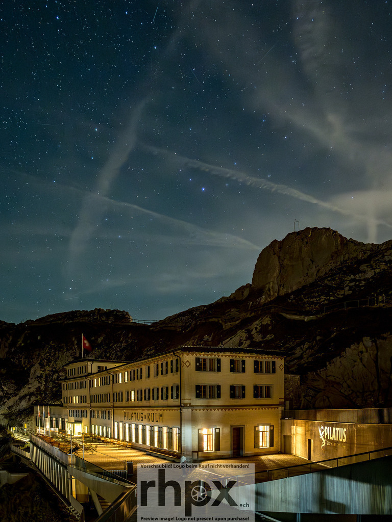 Astronomieabend am Pilatus / Astronomy Evening at Pilatus | <p><strong>Kosmos. Licht. Staunen.</strong></p>
<p>Unter dem weiten Sternenzelt auf dem Pilatus versammeln sich Begeisterte, um in die Tiefen des Universums zu blicken. </p>

<br>
<p><strong>Cosmos. Light. Wonder.</strong></p>
<p>Under the vast starry canopy on Mount Pilatus, enthusiasts gather to gaze into the depths of the universe.</p> - Realisiert mit Pictrs.com