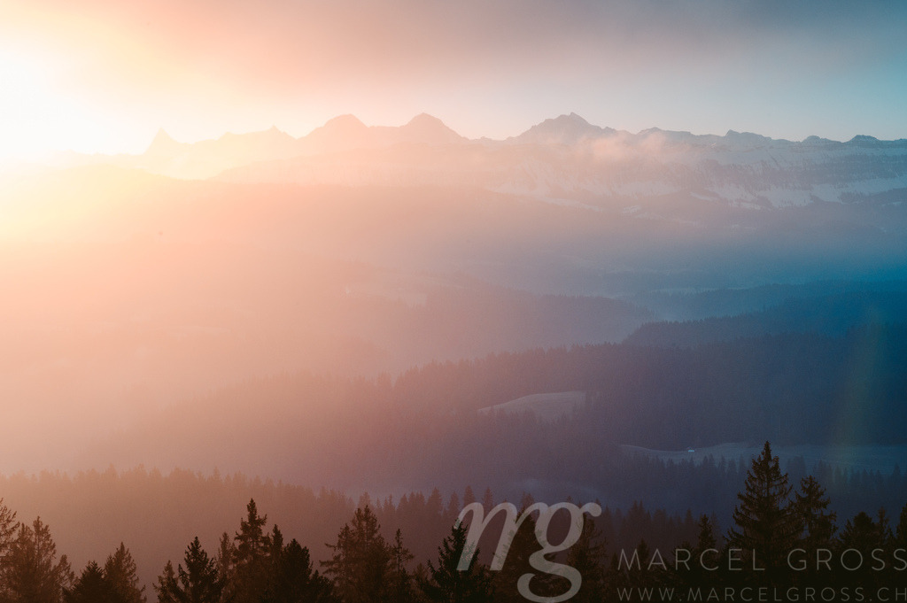 morning light on the Bernese Alps with the hills of Emmental in front | Die ideale Geschenkidee für Naturliebhaber. Naturbilder von Marcel Gross Photography für ihr Zuhause in den verschiedensten Formaten und Materialien. - Realisiert mit Pictrs.com