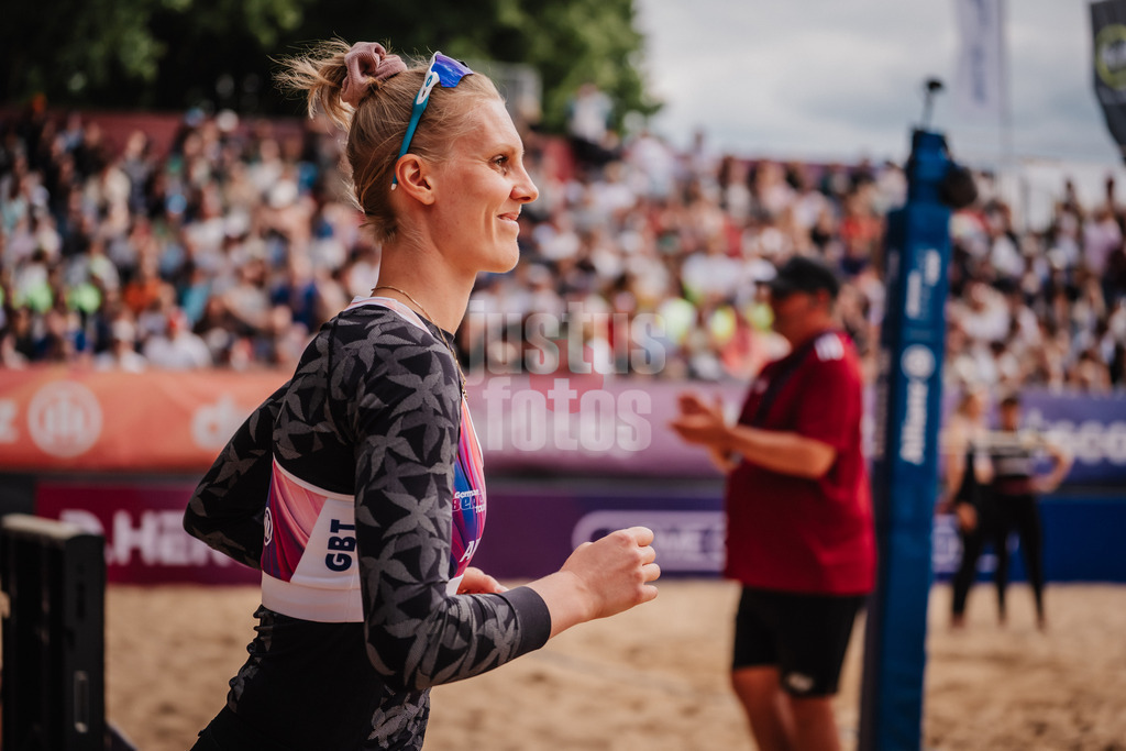 Beachvolleyball | Frauen | Allianz German Beach Tour 2025 | Tourstop Düsseldorf | 17.05.2025 | Sarah Schneider läuft ins Stadion ein