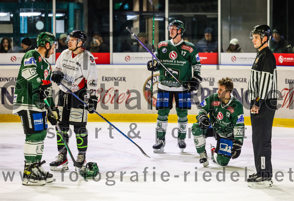 2023-11-12_092_TSV_Erding_gegen_EHC_Koenigsbrunn | Erding, Deutschland, 12.11.2023:
Eishockey, Bayernliga Vorrunde 2023 / 2024, 9. Spieltag, TSV Erding gegen EHC Königsbrunn, Endergebnis: 3:2

Maximilian Forster (Erding Gladiators, #81), Elia Ostwald (Erding Gladiators, #17), Leon Abstreiter (Erding Gladiators, #72)

Foto: Christian Riedel / fotografie-riedel.net