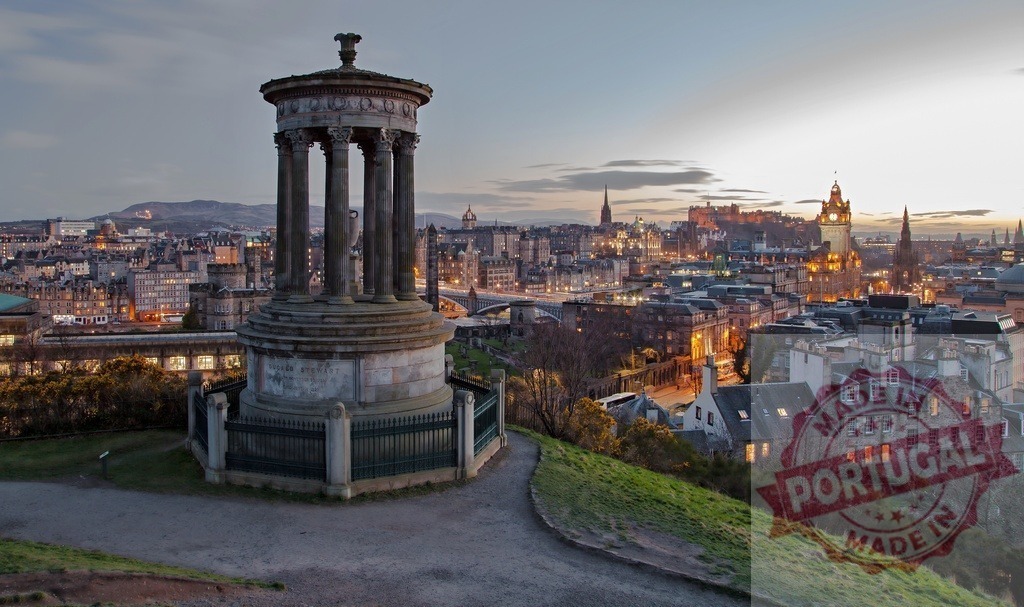 Dugald Stewart Monument overlooking Edinburgh city skyline at sunset | Dugald Stewart Monument with a panoramic view of illuminated Edinburgh at dusk from Calton Hill - Realisiert mit Pictrs.com