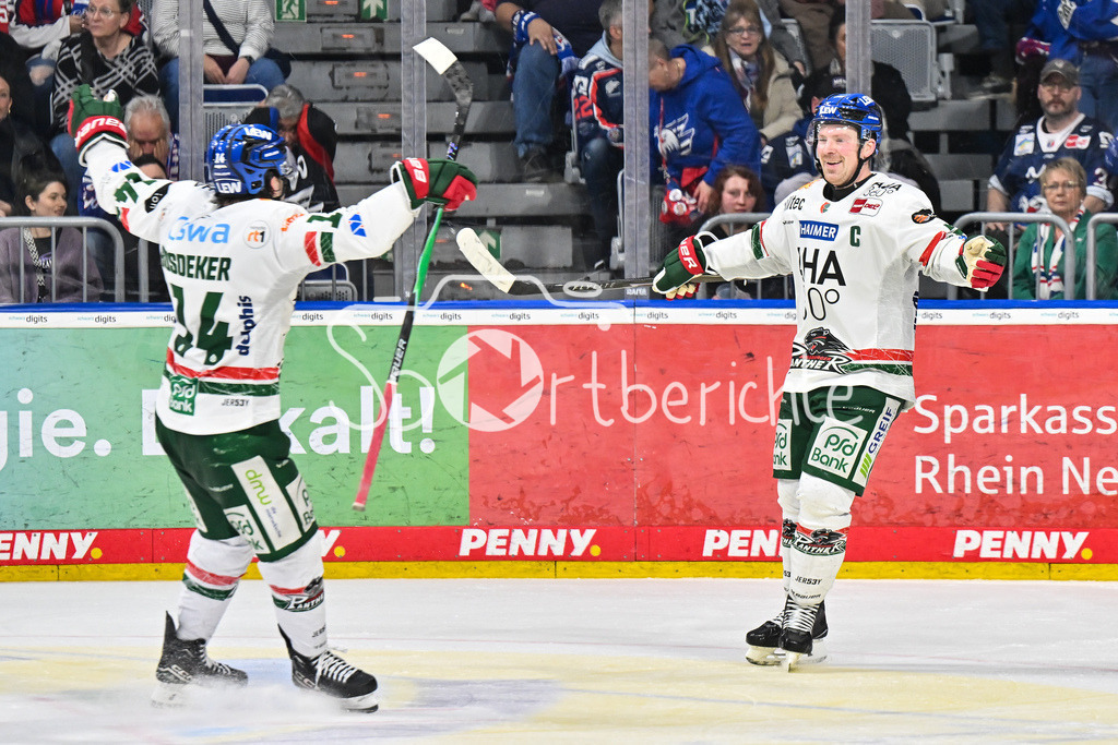 Adler Mannheim - Augsburger Panther | MANNHEIM, DEUTSCHLAND - 25. FEBRUAR: Jubel der Augsburger nach dem Siegtreffer zum 3-4 in der Verlängerung / Tor / Torschuetze / Freude / Happy während dem Match zwischen den Adler Mannheim und den Augsburger Panthern am 45. Spieltag der Penny DEL in der SAP Arena