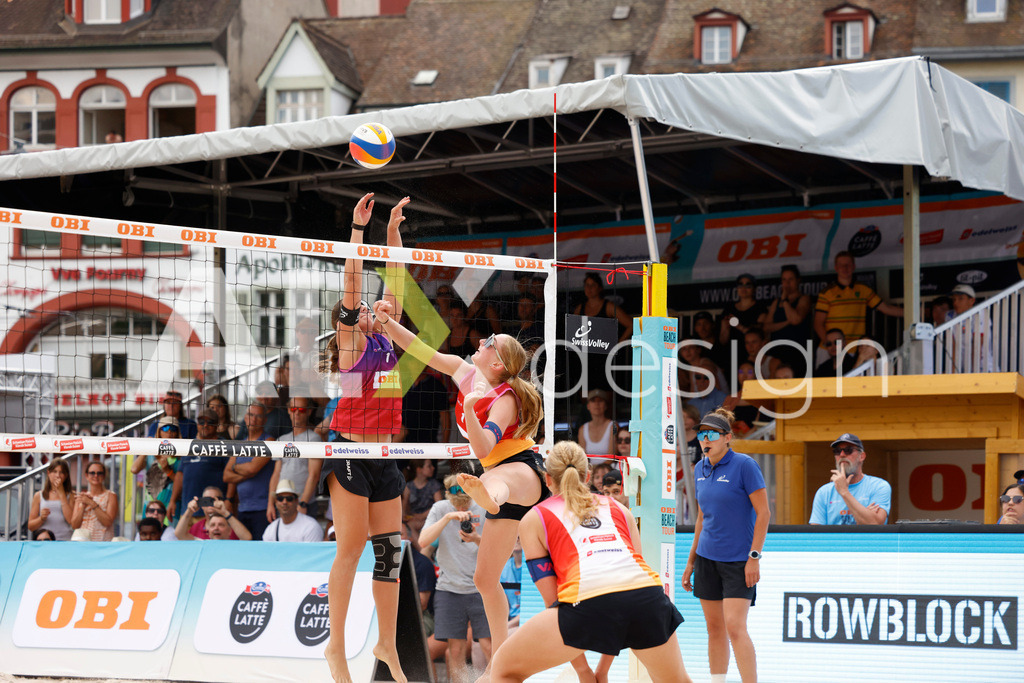 Obi BeachTour 2026 - Basel | BASEL, SWITZERLAND - JULY 18: NOEMI EUGSTER (SUI) attack / spike against LIVIA STOLZ (SUI) during the Obi BeachTour 2026 match between EUGSTER / GÄHWILER (SUI) and WANDELER / STOLZ (SUI) at Barfüsserplatz on July 18, 2026 in Basel, Switzerland. - Realisiert mit Pictrs.com