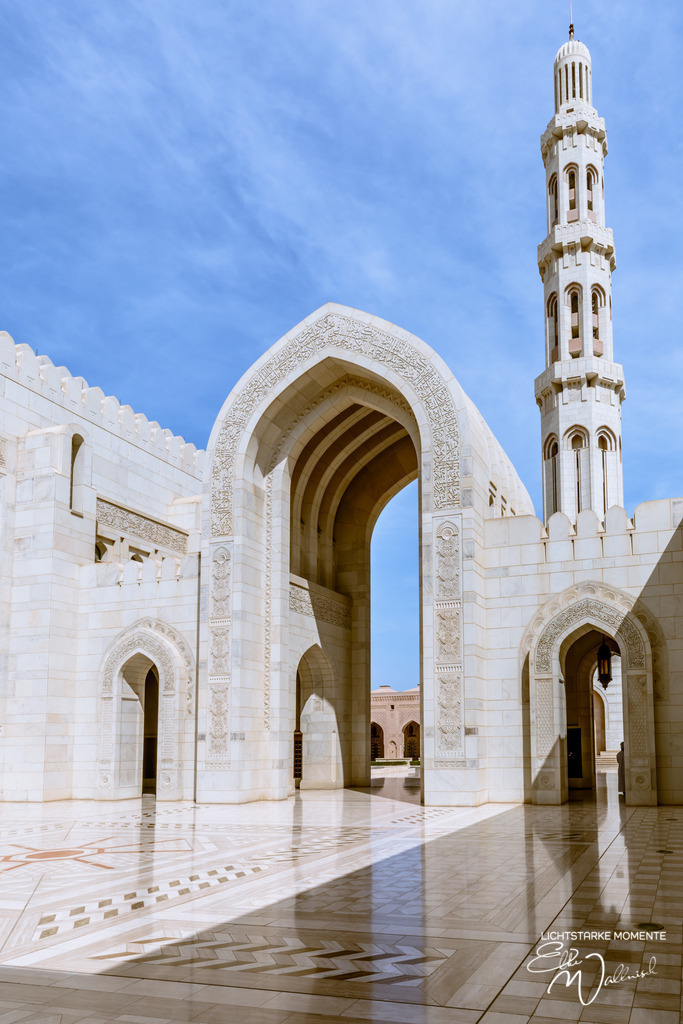 Sultan Qaboos Grand Mosque, Muskat | Herzlich willkommen auf meiner Seite! Ich bin Elke Wallnisch, Deine Fotografin für lichtstarke Momente. Der Name steht für alles, was mich mit der Fotografie verbindet: Das Licht und seine machtvolle Wirkung auf eine Situation oder unsere Stimmung - Realisiert mit Pictrs.com