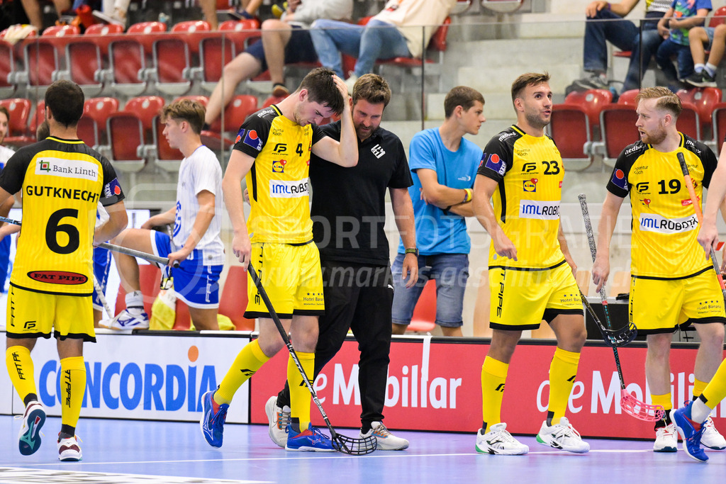 GC Unihockey vs HC Rychenberg - 27. August 2022 | GC Unihockey vs HC Rychenberg
AXA Arena, Winterthur
Levin Conrad (#4 HC Rychenberg) wird von Physiotherapeut Philipp Purkert (HC Rychenberg) vom Spielfeld begleitet.
Bild: Sportfotografie Markus Aeschimann | www.markus-aeschimann.ch - Realisiert mit Pictrs.com
