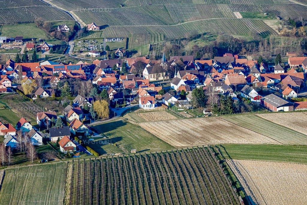 Vue aérienne: Vue du village depuis le sud avec le temple protestant Saint-Laurent à Steinseltz dans le département Bas Rhin, France – .Photo: IMG_17495.jpg prise le 21/03/2009 par Werner Riehm/FLY-FOTO.eu – Résolution de l'original: 3942 x 2628 px