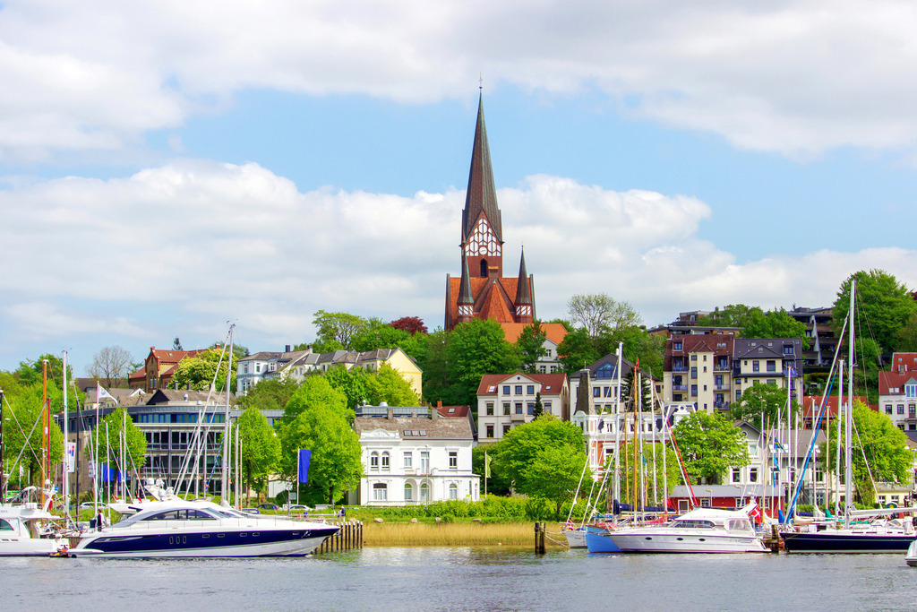 Flensburger Hafen | Hafen in Flensburg mit Blick auf die St. Jürgen Kirche - Realisiert mit Pictrs.com