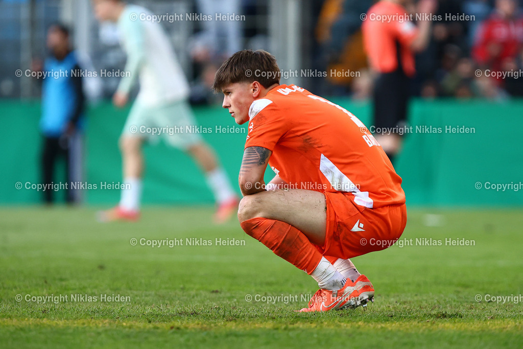 NH_SVWerderBremenU19_KarlsruherSCU19_JuniorenDFBPokal_23052025 | #1 Jannis Bärtl (Karlsruher SC U19) nach dem 0:1 am Boden.Fußball I Junioren I DFB-Pokal I Saison 2024-2025 I Finale I SV Werder Bremen U19 - Karlsruher SC U19 I 23.05.2025 I Karl-Liebknecht-Stadion