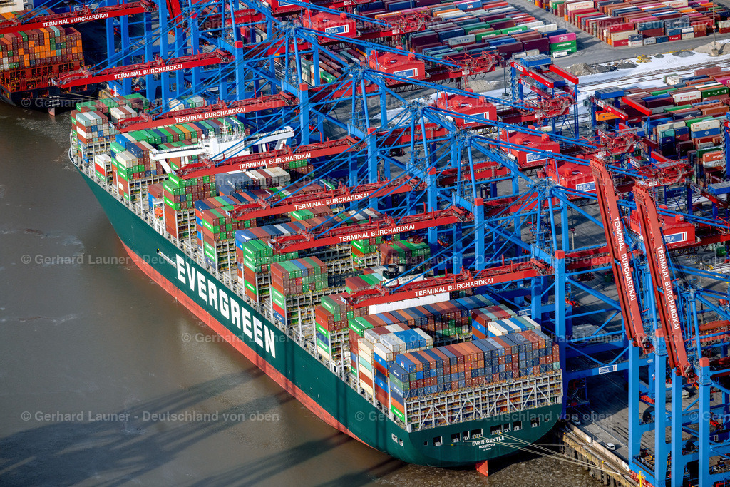4044627 | HAMBURG 14.02.2021 Containerschiff der Hapag-Lloyd bei der Entladung am Terminal Burchardkai im Hafen in Hamburg, Deutschland. // Container ship of Hapag-Lloyd bei of Entladung on Terminal Burchardkai in the port in Hamburg, Germany. Foto: Gerhard Launer