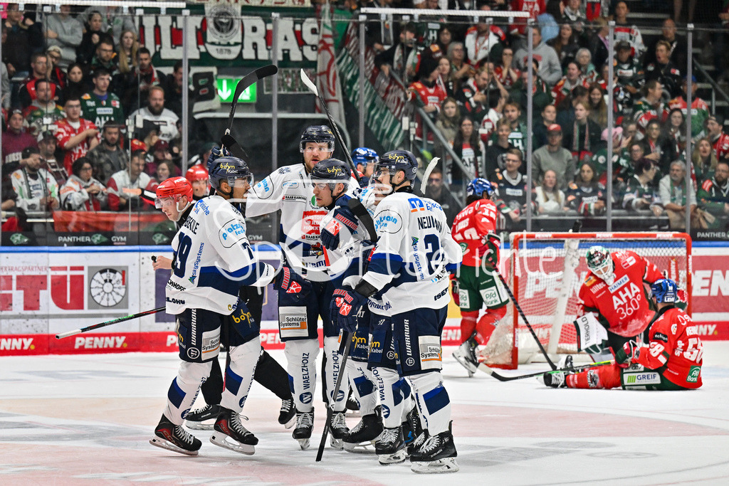 Augsburger Panther - Iserlohn Roosters | Zu früh gefreut - der Treffer von Colin UGBEKILE (Iserlohn Roosters 79) wird nicht gegeben / Tor / Torschuetze / Freude / Happy / Penny DEL: Augsburger Panther - Iserlohn Roosters; Curt Frenzel Stadion am 21.09.2025