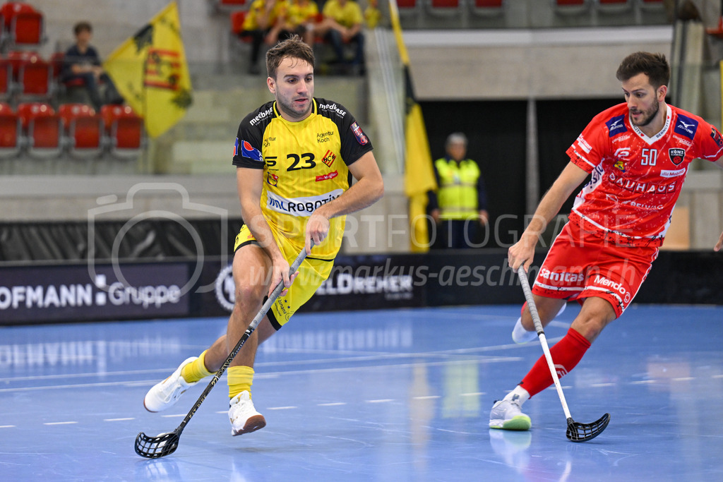 HC Rychenberg vs Floorball Köniz - 18. Dezember 2022 | HC Rychenberg vs Floorball Köniz
AXA Arena, Winterthur
Tobias Studer (#23 HC Rychenberg) und gegen Silvan Bolliger (#50 Floorball Köniz).
Bild: Sportfotografie Markus Aeschimann | www.markus-aeschimann.ch - Realisiert mit Pictrs.com