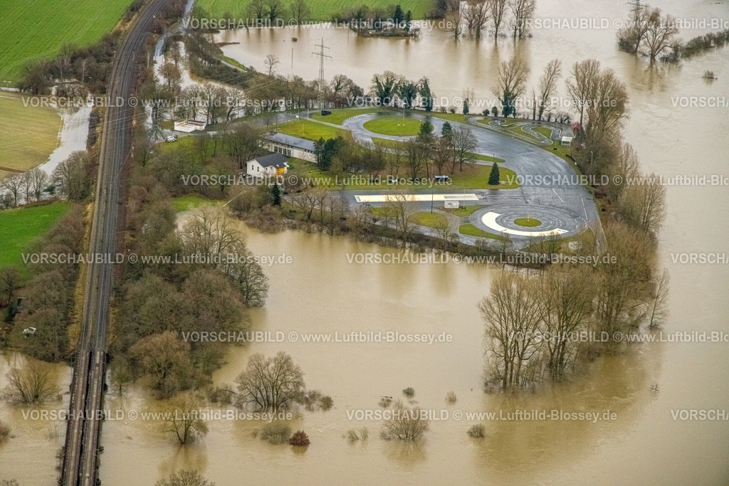 Haltern231204324Lippe | Luftbild vom Hochwasser der Lippe, Weihnachtshochwasser 2023, Fluss Lippe tritt nach starken Regenfällen über die Ufer, Überschwemmungsgebiet am ADAC Fahrsicherheitszentrum Haltern am See, Eisenbahnbrücke über den Fluss Lippe, Hamm, Haltern am See, Ruhrgebiet, Nordrhein-Westfalen, Deutschland