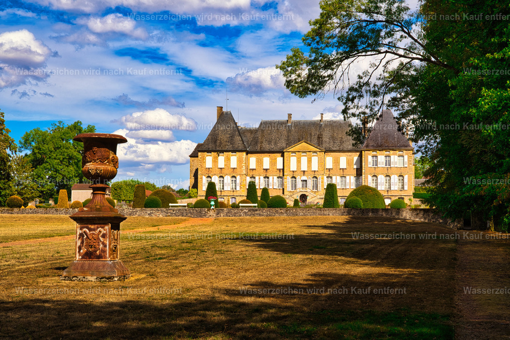Bourgogne - Château de Commarin | Das historische Château de Commarin im Burgund präsentiert sich als malerisches französisches Wasserschloss mit markanten Türmen, umgeben von einem ruhigen Wassergraben und einer idyllischen Parklandschaft. - Realisiert mit Pictrs.com