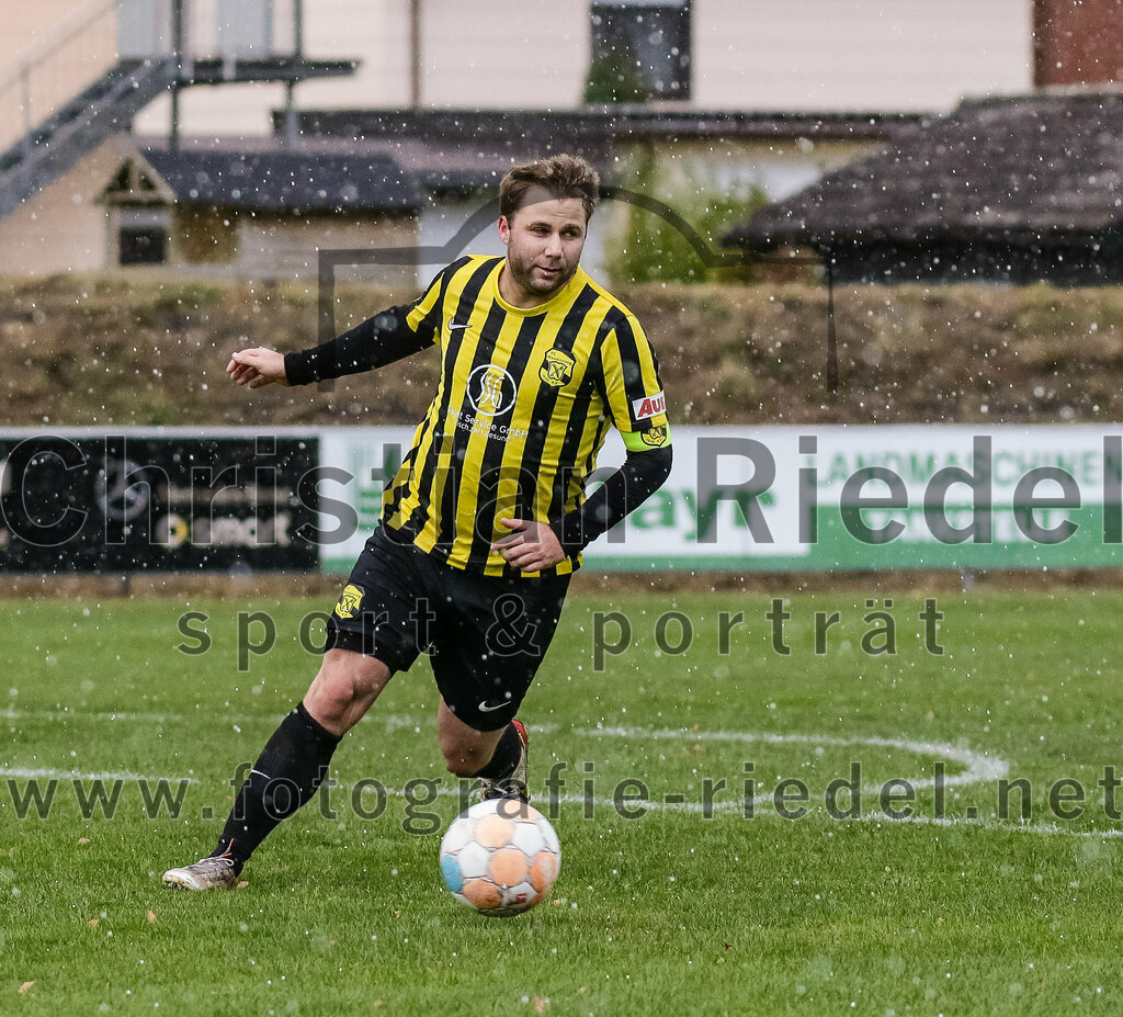 2023-11-11_077_FC_Moosinning_gegen_TSV_Peterskirchen | Moosinning, Deutschland, 11.11.2023:
Fußball, Bezirksliga Oberbayern Ost 2023 / 2024, 17. Spieltag, FC Moosinning gegen TSV Peterskirchen, Endergebnis: 5:0

Peter Werndl (FC Moosinning, #9)

Foto: Christian Riedel / fotografie-riedel.net