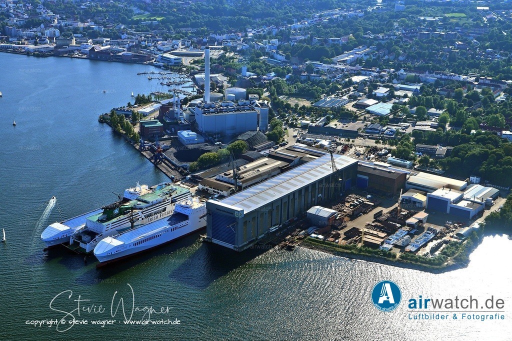 In den frühen Jahrhunderten entwickelte sich die FSG zu einem der größten Arbeitgeber in Flensburg | In den frühen Jahrhunderten entwickelte sich die FSG zu einem der größten Arbeitgeber in Flensburg und zu einer der bedeutendsten Werften in Europa. Während des Ersten Weltkriegs baute die Werft unter anderem Druckkörper für Handels-U-Boote und den U-Kreuzer U 154. Im Zweiten Weltkrieg wurden 28 U-Boote der Typen VII C und VII C/41 gebaut.