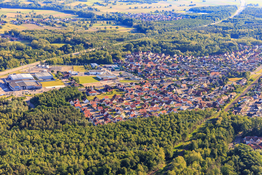 Luftbild: Ortsansicht aus Süden in Seltz im Bundesland Bas-Rhin in Frankreich. – Foto: IMG_115019.jpg vom 01.06.2019 durch Werner Riehm/FLY-FOTO.de – Auflösung des Originals: 5472 x 3648 px