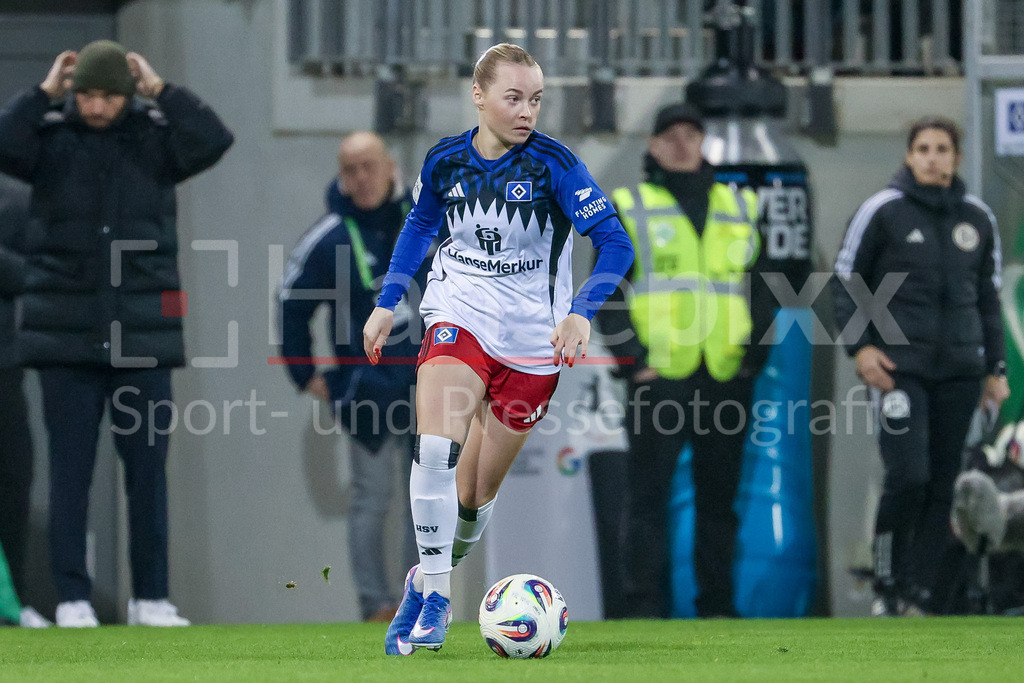 Fussball, Google Pixel Frauen-Bundesliga, VfL Wolfsburg - Hamburger SV | Mia Büchele (Hamburger SV, 17) am Ball, Einzelbild, Ganzkörper, Aktion, Action, Spielszene, DIE DFB-RICHTLINIEN UNTERSAGEN JEGLICHE NUTZUNG VON FOTOS ALS SEQUENZBILDER UND/ODER VIDEOÄHNLICHE FOTOSTRECKEN. DFB REGULATIONS PROHIBIT ANY USE OF PHOTOGRAPHS AS IMAGE SEQUENCES AND/OR QUASI-VIDEO.