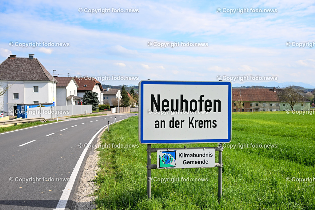 Neuhofen an der Krems_ 27.04.2023-2 | 27.04.2023, Neuhofen an der Krems, AUT, Marktplatz, Kirchenplatz, Gemeindeamt, im Bild Ortstafel, Ortsschild, Ortsanfang