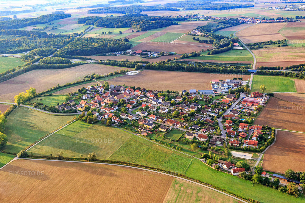 Luftbild: Dorfansicht an der A70 aus Nordwesten im Ortsteil Horhausen in Theres im Bundesland Bayern in Deutschland. Foto: IMG_111128.jpg vom 09.09.2018 durch Werner Riehm/FLY-FOTO.de