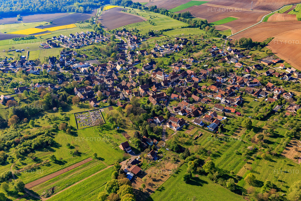 Vue aérienne: Vue d'ensemble du village depuis le nord à Lampertsloch dans le département Bas Rhin, France – .Photo: IMG_099344.jpg prise le 30/04/2017 par Werner Riehm/FLY-FOTO.eu – Résolution de l'original: 5472 x 3648 px