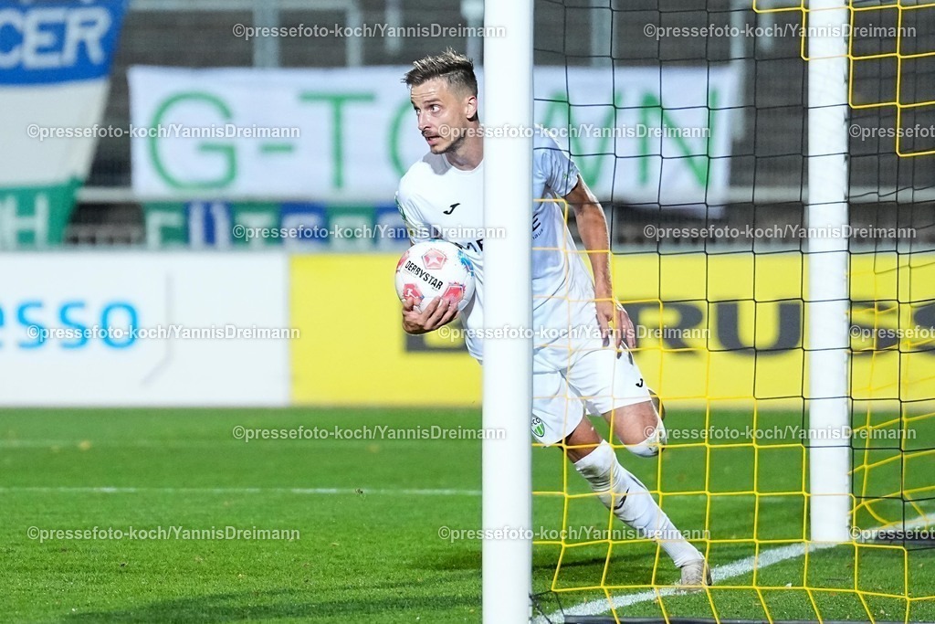 xydr16092501219 | 16.09.2025, xydrx, Fußball, Regionalliga West, Borussia Dortmund II - FC Gütersloh, Saison 2025 2026, Stadion Rote Erde: Torjubel nach dem Tor zum 1:1 für den FC Gütersloh durch Torschütze Patrik Twardzik (FC Gütersloh #18)
