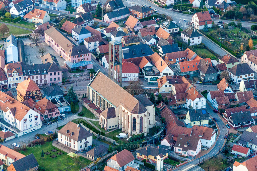 Aerial view: Eglise de Seltz in Seltz in the state Bas-Rhin, France. – Photo: IMG_22951.jpg taken on 11/21/2009 by Werner Riehm/FLY-FOTO.com – Resolution of the original: 4491 x 2994 px