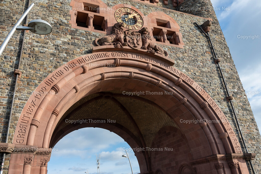 Nibelungenbruecke_Worms__Thomas_Neu_Fotografie-30 | Die Nibelungenbrücke verbindet die rheinland-pfälzische Stadt Worms über den Rhein mit den hessischen Städten Lampertheim und Bürstadt.Nachdem bei Worms der Fährbetrieb urkundlich seit dem Jahr 858 belegt ist, entstand die erste Schiffsbrücke im Jahr 1855. Die erste feste Brücke über den Rhein war von 1900 bis 1945 die Ernst-Ludwig-Brücke. Die im Zweiten Weltkrieg zerstörte Brücke wurde als Nibelungenbrücke (heute „alte“ Nibelungenbrücke genannt) von 1951 bis 1953 wieder aufgebaut.Die Nibelungenbrücke in Worms ist eine der wichtigsten Rheinquerungen der Region und prägt mit ihrem markanten Brückenturm das Stadtbild. Der Turm, ursprünglich als repräsentatives Stadttor zur Nibelungensage gestaltet, gilt bis heute als eines der bekanntesten Wahrzeichen von Worms. Die Brücke verbindet das rheinhessische und rheinland-pfälzische Ufer und bietet beeindruckende Ausblicke auf den Rhein, die Wormser Innenstadt und die umliegende Landschaft. Durch ihre besondere Architektur und historische Bedeutung ist die Nibelungenbrücke ein beliebtes Motiv für Fotografen und Besucher.,, Bild: Thomas Neu