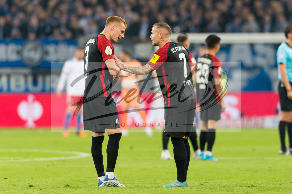 HSVSCF20220419_306 | Fussball, Herren: Philipp Lienhart (SC Freiburg) spricht mit Jonathan Schmid (SC Freiburg) beim DFB-Pokal-Halbfinalspiel zwischen Hamburger SV und SC Freiburg im Volksparkstadion am 19.04.2022 in Hamburg, Deutschland.DFB / DFL REGULATIONS PROHIBIT ANY USE OF PHOTOGRAPHS AS IMAGE SEQUENCES AND/OR QUASI-VIDEO. - Realisiert mit Pictrs.com