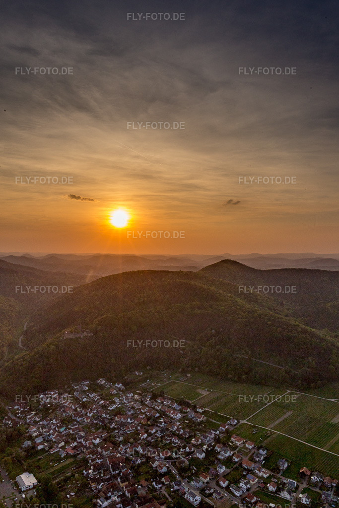 Luftbild: Sonnenuntergang über der Landschaft des Pfälzerwalds in Klingenmünster im Bundesland Rheinland-Pfalz in Deutschland. Foto: IMG_106875.jpg vom 21.04.2018 durch Werner Riehm/FLY-FOTO.de