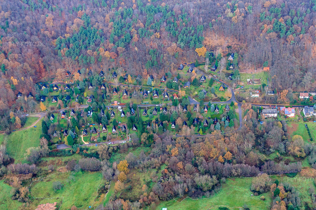 Luftbild: Feriendorf Sonnenberg im Birnbachtal in Leinsweiler im Bundesland Rheinland-Pfalz in Deutschland. Foto: IMG_61160.jpg vom 30.11.2013 durch Werner Riehm/FLY-FOTO.de