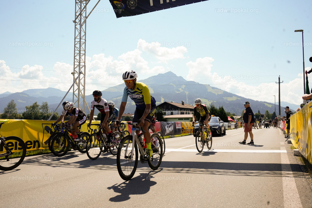 146_20230817_Bewerb_Maenner_Muehlanger | AUT - OESTERREICH, 2023-08-16: SPORT RENNRAD-FAHREN - 55. INTERNATIONALER RADWELTPOKAL IN ST. JOHANN IN TIROL  - Vintage-Radrennen mit WM-Bronze-Medaillen-Siegerin Christina Schweinberger, den Teilnehmer und Alexander Baumann (vom Orginastions-Team) - TAG 2 BEWERB MAENNER IN SECHS GRUPPEN  ; Foto: Roland Muehlanger