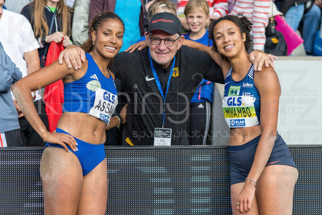 Deutsche Leichtathletik-Meisterschaften; Bochum-Wattenscheid, 26.07.2026 | Deutsche Weitsprung-Meisterin Mikaelle Assani (Karlsruher  SC), Trainer Ulrich Knapp, die zweitplatzierte Malaika Mihambo (LG Kurpfalz); Deutsche Leichtathletik-Meisterschaften am 26.07.2026 im Lorheide-Stadion, Bochum-Wattenscheid (Nordrhein-Westfalen).