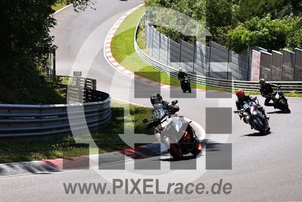 0325-20240729_01325 | Schöne Erinnerungen an spannende Momente - das festzuhalten ist unser Job. PIXELrace.de ist seit 2003 auf den Rennstrecken Europas unterwegs um die Action draußen beim Fahren und die wunderbare Stimmung imm Fahrerlager für euch einzufangen.