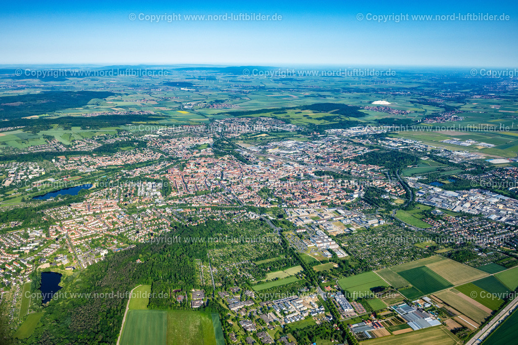 Hildesheim_ELS_4147050623 | HILDESHEIM 05.06.2023 Stadtgebiet mit Außenbezirken und Innenstadtbereich am Rand von landwirtschaftlichen Feldern und Ackerflächen in Hildesheim im Bundesland Niedersachsen, Deutschland. Weiterführende Informationen bei: Stadtverwaltung Hildesheim. // Urban area with outskirts and inner city area on the edge of agricultural fields and arable land in Hildesheim in the state Lower Saxony, Germany. Further information at: Stadtverwaltung Hildesheim. Foto: Martin Elsen