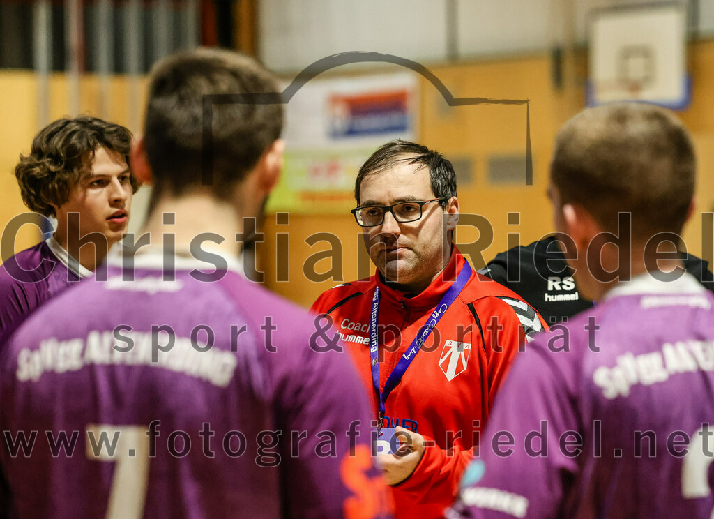 2024-02-24_038_SpVgg_Altenerding_gegen_SSG_Metten | Erding, Deutschland, 24.02.2024:
Handball, Bezirksoberliga Männer 2023 / 2024, 16. Spieltag, SpVgg Altenerding gegen SSG Metten, Endergebnis: 29:24

Trainer Simon Klawe (SpVgg Altenerding)

Foto: Christian Riedel / fotografie-riedel.net