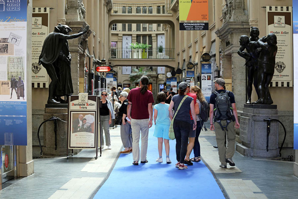Foto: Leipzig - Faust-Skulpturen in der Mädler Passage | Das Team hinter BILDLEXIKON LEIPZIG bündelt historische wie aktuelle Informationen über die Stadt Leipzig in Text und Bild auf einer Plattform und stellt diese der interessierten Öffentlichkeit zur Verfügung.