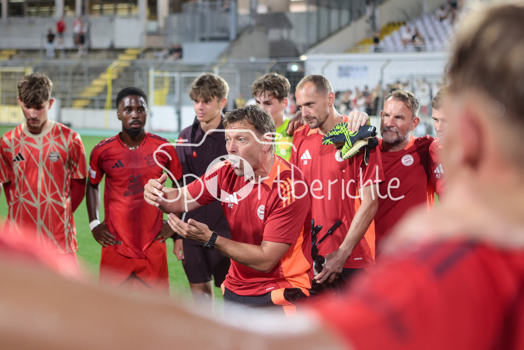 FC Bayern Amateure - SpVgg Bayreuth | Ansprache nach dem Heimsieg gegen Bayreuth von Amateure Trainer Holger SEITZ