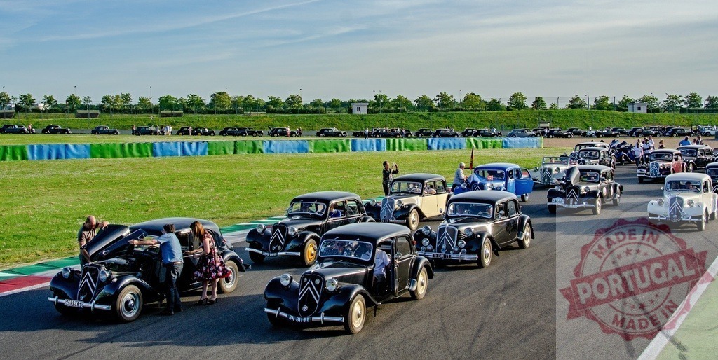 Citroën Traction Avant car parade on a racetrack | Vintage Citroën Traction Avant cars gathering and parading on a race track during a classic car event - Realisiert mit Pictrs.com