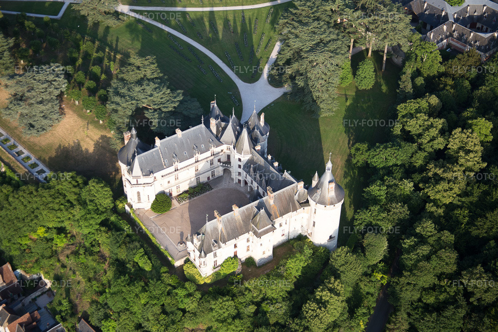Luftbild: Burganlage des Schloß Chaumont in Chaumont-sur-Loire im Bundesland Loir-et-Cher in Frankreich. Foto: IMG_082452.jpg vom 20.06.2015 durch Werner Riehm/FLY-FOTO.de