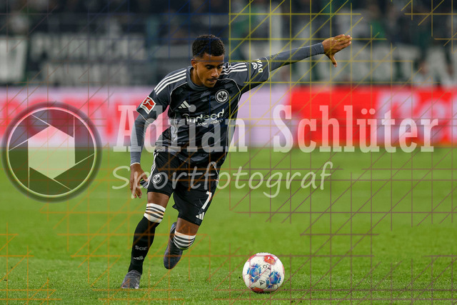 Borussia Mönchengladbach vs Eintracht Frankfurt - Bundesliga  | Mönchengladbach, Deutschland, 27.09.25:   Ansgar Knauff (Eintracht Frankfurt) in Aktion am Ball, Einzelaktion waehrend des Spiels der Bundesliga zwischen Borussia Mönchengladbach vs Eintracht Frankfurt im Stadion im Borussia Park(Foto von Brauer-Fotoagentur / Adrian Schlueter)